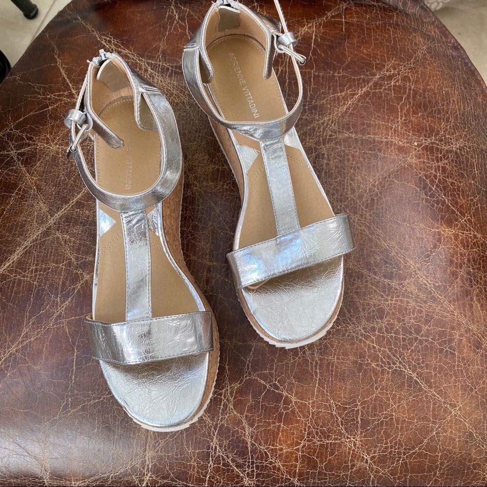 NWOT ADRIENNE VITTADINI Champs silver wedges 10